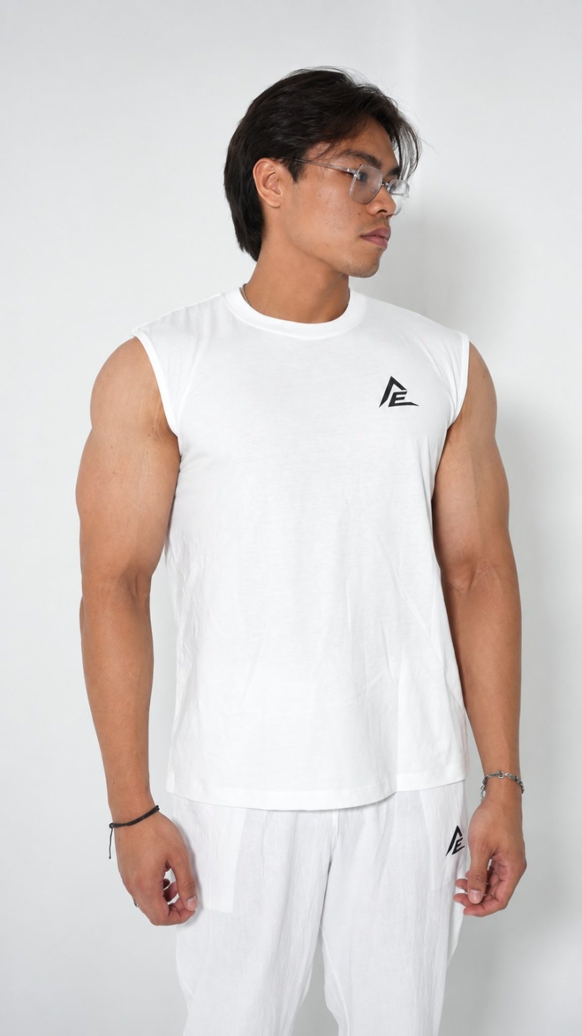 LEGACY SLEEVELESS - WHITE