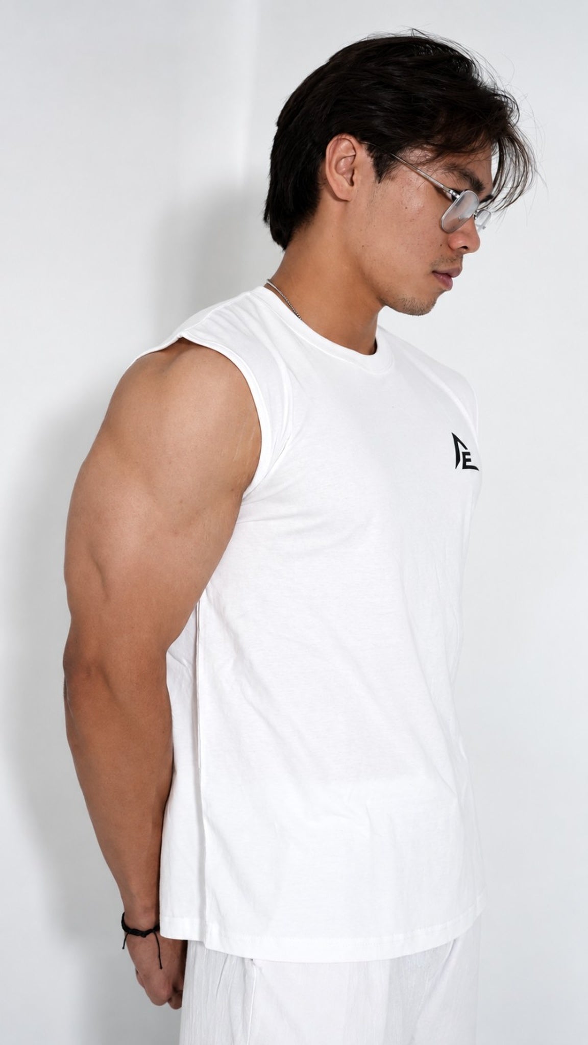 LEGACY SLEEVELESS - WHITE